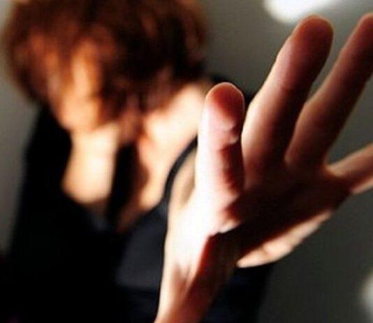 Violenta la compagna e la minaccia, allontanato da casa famiglia