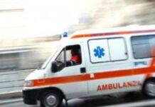 Esce per buttare spazzatura e muore investita