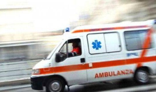 Esce per buttare spazzatura e muore investita