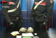 Sorpreso a gettare droga dalla finestra, arrestato 48enne