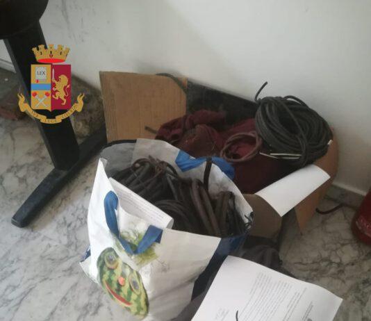 Spingeva passeggino con 50kg di cavi elettrici rubati