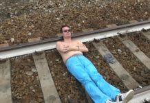 Kkaus Davi sdraiato su rotaie per protestare contro taglio intercity Calabria