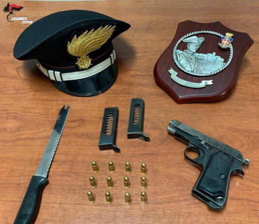 Picchia il nipote 20enne e lo minaccia con coltello, arrestato 47enne