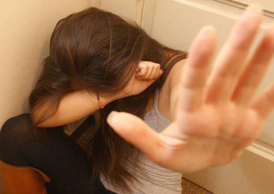 Abusava della nipote 14enne, arrestato