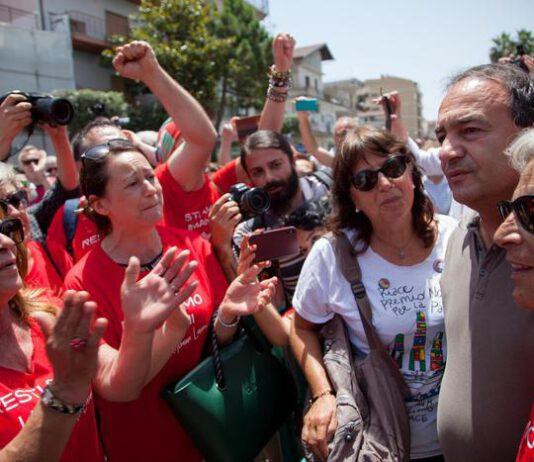 Prima Udienza Lucano, abbracci e applausi all’uscita tribunale