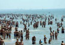 Rischia di annegare per salvare figlio