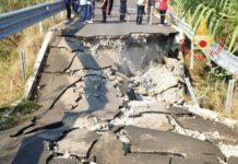 Cede tratto strada, isolate tre famiglie