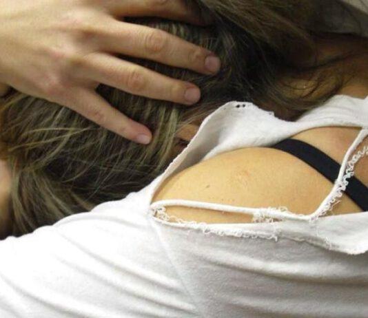 Picchia e maltratta moglie, arrestato