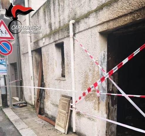 Mette fuoco in abitazione di cittadino romeno dopo lite, arrestato 37enne