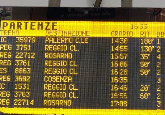 Ritardi di ore sulla linea Cosenza – Reggio Calabria. La rabbia dei pendolari