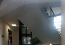 Morto il bimbo precipitato dalle scale a scuola