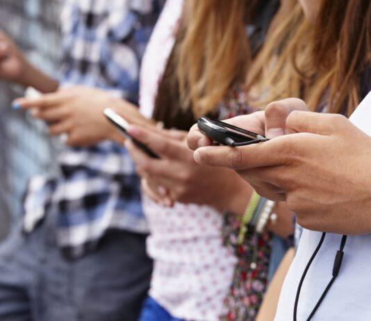 Smartphone: un ragazzo su tre avrebbe “materiale discutibile”