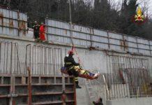 Incidente su lavoro, operaio precipita da muro, gravemente ferito. Denunciato titolare impresa