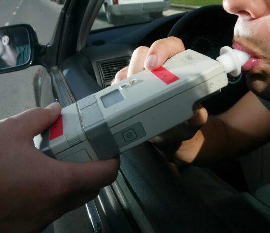 Fermato alla guida con tasso alcolemico il doppio del limite, ma non aveva bevuto. Il curioso caso di un 46enne