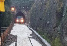 Maltempo in Calabria, treno bloccato in galleria, binari allagati