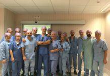 Suona il piano durante l’intervento per tumore al cervello