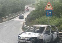 Cadavere carbonizzato trovato in auto