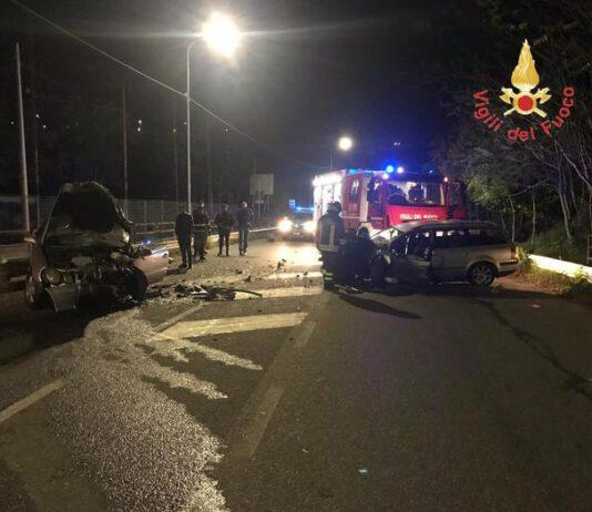 Scontro frontale tra 2 auto, grave 24enne