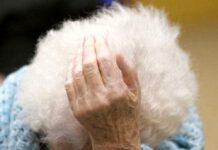 Entra a casa di un 83enne, la donna sviene e il ladro la soccorre