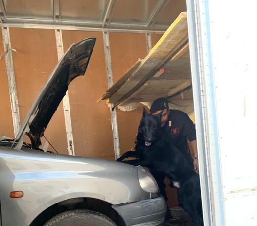 Cocaina nascosta in autocarro e marijuana in “calcio balilla”, arrestato padre e denunciato figlio minorenne