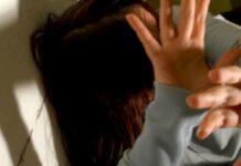 Picchia la moglie, figlia 13enne denuncia padre