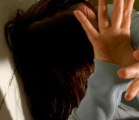 Picchia la moglie, figlia 13enne denuncia padre