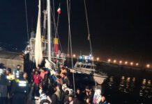 Arrivato veliero con 55 migranti a bordo