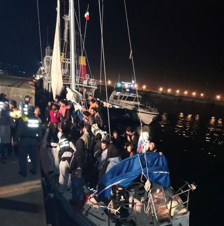 Arrivato veliero con 55 migranti a bordo