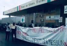 Migranti bloccano Porto Gioia Tauro per protesta. Chiedono: “Documenti per tutti”