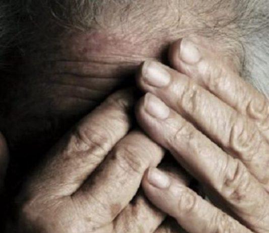 Perseguitava madre anziana per ottenere soldi e proprietà casa, arrestata