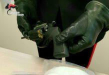 Mascherato da “V per Vendetta” rapina una donna, arrestato 28enne