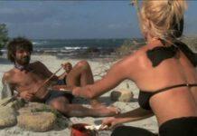 La Bottana Industriale ed il Marinaio Carunchio. “Travolti da un insolito destino nell’azzurro mare d’Agosto” , film cult degli anni ’70, che oggi sarebbe già stato censurato in nome del politicamente correto.