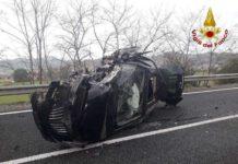 Scontro tra auto, un morto e 4 feriti