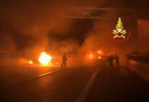 Assalto a portavalori- barriere di auto bruciate in autostrada