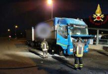 Autotreno in fiamme in autostrada