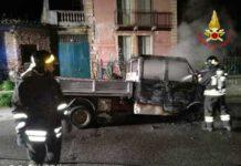 Furgone in fiamme nella notte