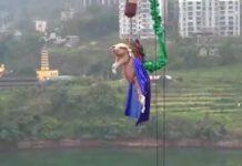 Maiale vivo lanciato da bungee jumping per inaugurazione parco a tema