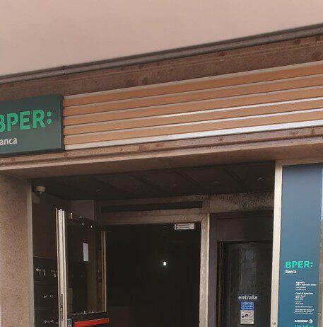 Non gli aprono conto corrente- 42 enne lancia molotov contro banca