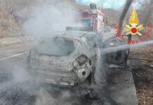Due auto in fiamme, conducenti riescono a mettersi in salvo
