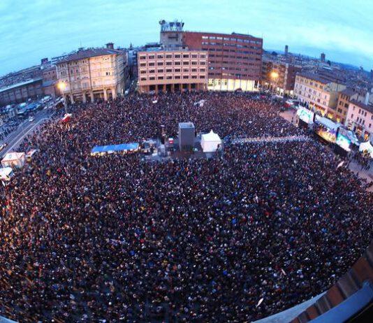 Sardine a Bologna: “Siamo in 35mila, possiamo cambiare il risultato delle elezioni”