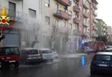 Si rompe condotta, strada allagata