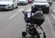 Bimbo abbandonato in passeggino in strada a Roma
