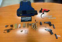 Pistole, munizioni e giubbotto antiproiettili trovati nascosti dentro parete di casa, arrestata 42enne
