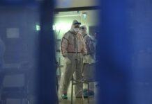 Coronavirus Italia, 12 morti. Tamponi solo ai sintomatici. Falsi audio su whatsApp invitano a fare scorta nei supermercati