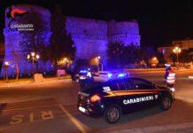 Tentano di scipparre donna trascinandola a terra, arrestati