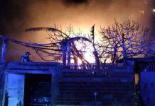 Scoppiano bombole durante incendio, ferito un vigile del fuoco