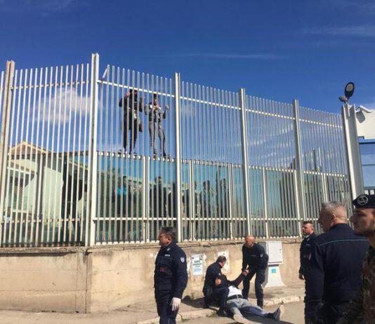Rivolta in carcere, detenuti evadono