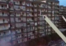 Coronavirus-Flash mob esagerato cantando Inno di Mameli con fumogeni e gente per strada