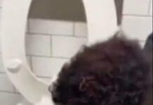 Lecca la tavoletta di un water pubblico, positivo a Coronavirus- VIDEO