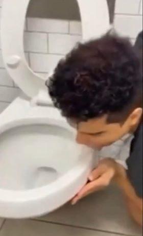 Lecca la tavoletta di un water pubblico, positivo a Coronavirus- VIDEO